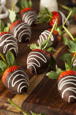 Ev yapımı çikolata batırılmış çilek