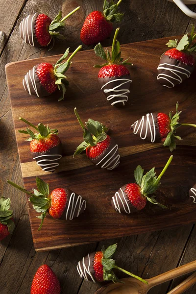 Chocolate casero sumergido fresas — Foto de Stock