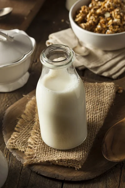 令人耳目一新的有机白色全脂牛奶 — 图库照片