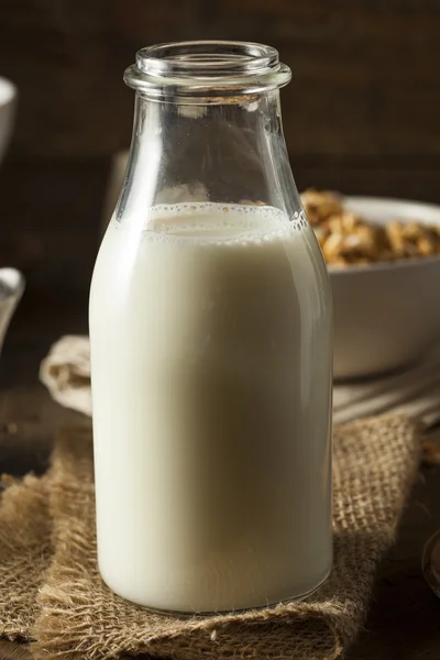 Refreshing Organic White Whole Milk — Stock Photo, Image