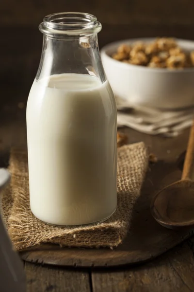 Освежающее органическое белое цельное молоко — стоковое фото