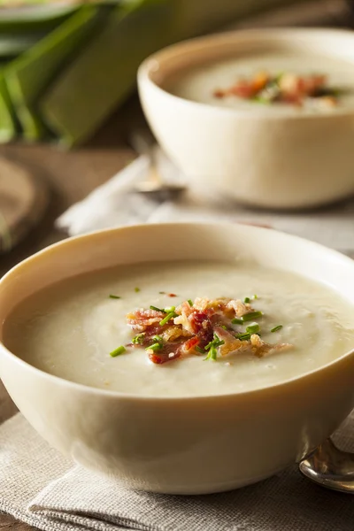 Sopa de batata e alho-poró cremosa caseira — Fotografia de Stock