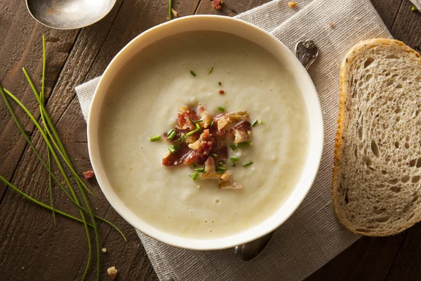 Sopa de batata e alho-poró cremosa caseira — Fotografia de Stock