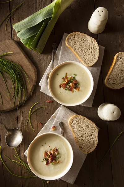Домашний суп из сливочного картофеля и лука-порея — стоковое фото
