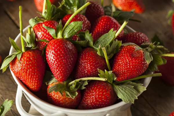 Ruwe organische lange stengel aardbeien — Stockfoto