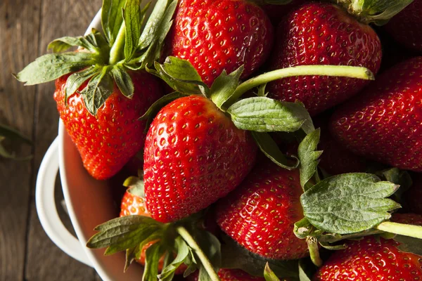 Rohe Bio-Langstielerdbeeren — Stockfoto