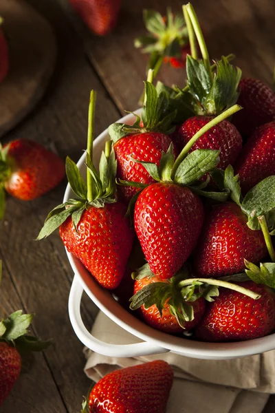 Rohe Bio-Langstielerdbeeren — Stockfoto