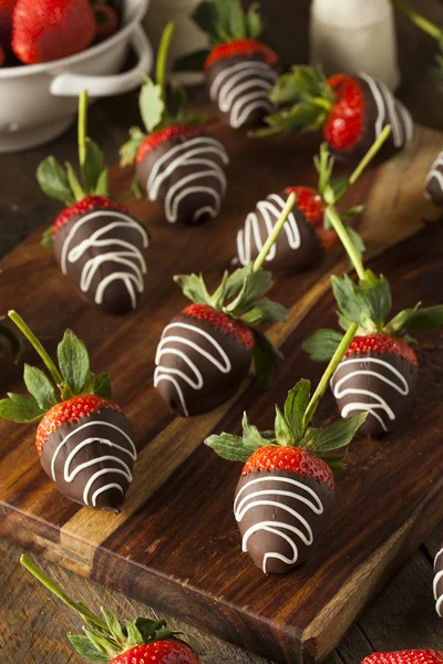 Domácí čokolády máčené jahody — Stock fotografie