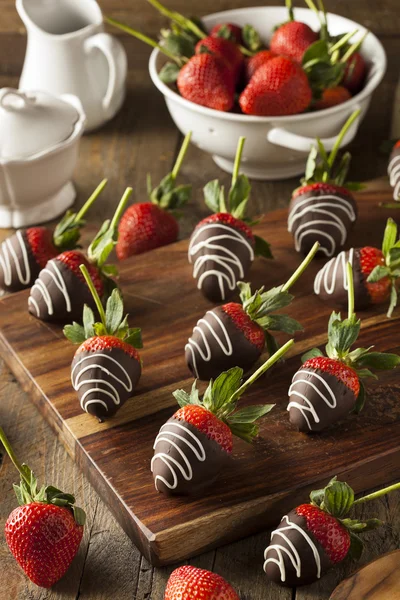 Chocolate casero sumergido fresas — Foto de Stock