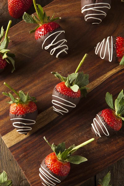 Domácí čokolády máčené jahody — Stock fotografie