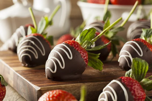 Chocolate casero sumergido fresas Imágenes De Stock Sin Royalties Gratis