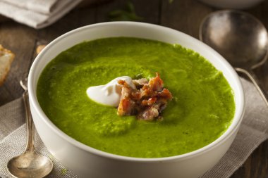 Ev yapımı yeşil bahar bezelye çorbası