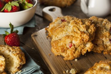 Kahvaltıda ev yapımı çilek Scones