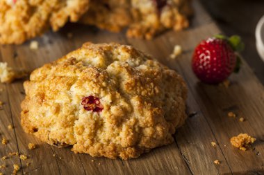 Kahvaltıda ev yapımı çilek Scones