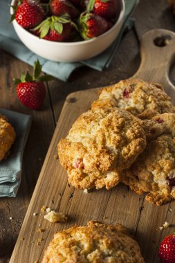 Kahvaltıda ev yapımı çilek Scones