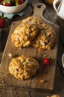 Kahvaltıda ev yapımı çilek Scones