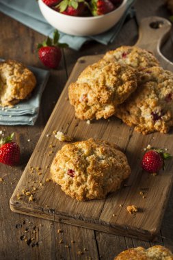 Kahvaltıda ev yapımı çilek Scones