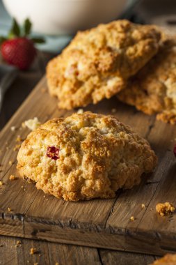 Kahvaltıda ev yapımı çilek Scones