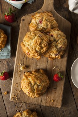 Kahvaltıda ev yapımı çilek Scones