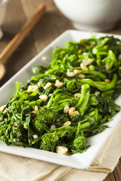 Zelfgemaakte gebakken groene Broccoli Rabe — Stockfoto