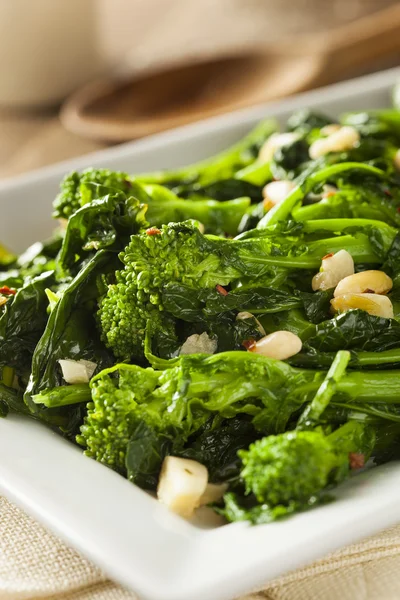 Zelfgemaakte gebakken groene Broccoli Rabe — Stockfoto