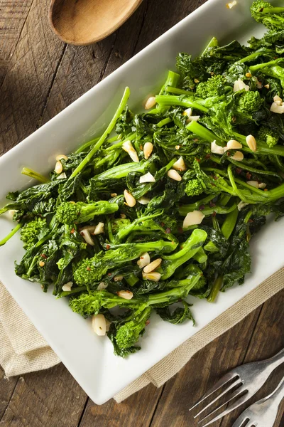 Zelfgemaakte gebakken groene Broccoli Rabe — Stockfoto