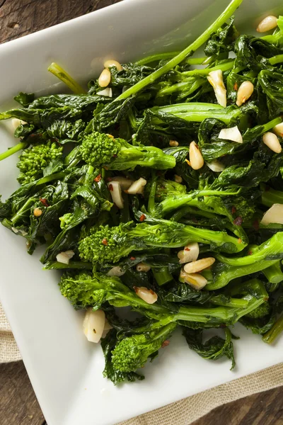 Zelfgemaakte gebakken groene Broccoli Rabe — Stockfoto