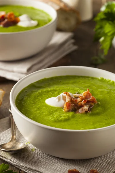 Sopa de ervilha de primavera verde caseiro — Fotografia de Stock