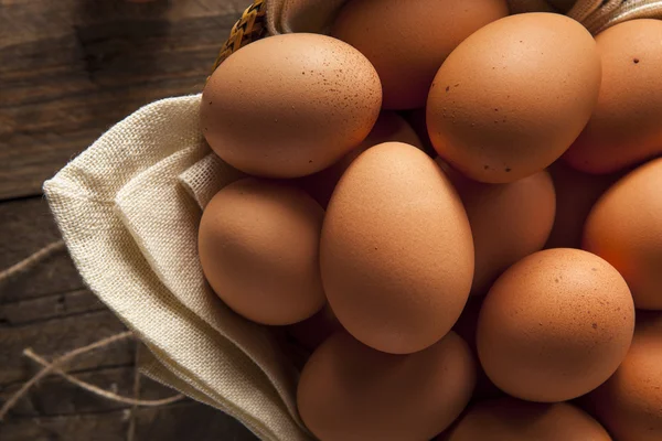 RAW ekologiczne jajka brązowy — Zdjęcie stockowe