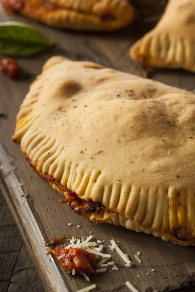 Carne italiana caseira e calzones de queijo — Fotografia de Stock