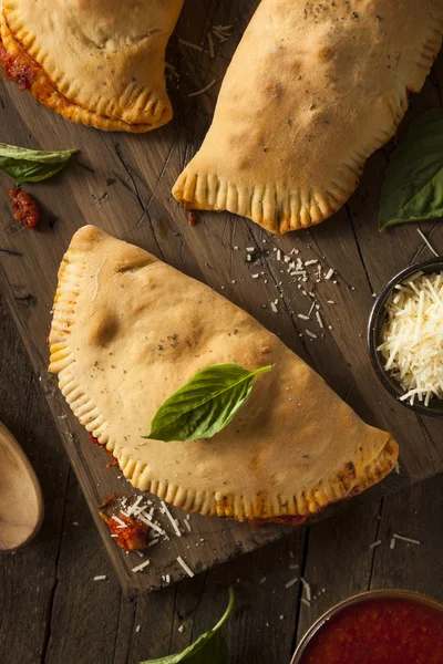 Calzones Daging dan Keju Italia buatan sendiri — Stok Foto