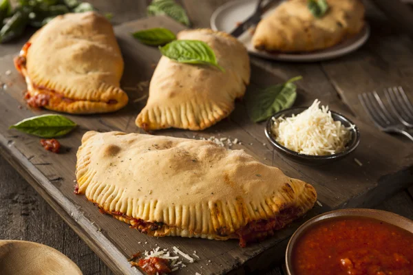 Carne italiana fatta in casa e formaggi Calzones — Foto Stock