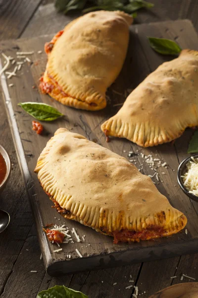 Carne italiana caseira e calzones de queijo — Fotografia de Stock