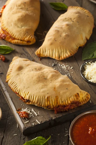 Carne italiana caseira e calzones de queijo — Fotografia de Stock