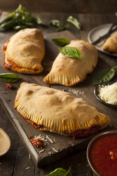 Carne italiana caseira e calzones de queijo — Fotografia de Stock