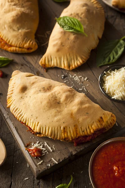 Carne italiana caseira e calzones de queijo — Fotografia de Stock