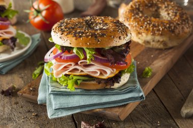 Sağlıklı hindili sandviç ekmek üzerinde