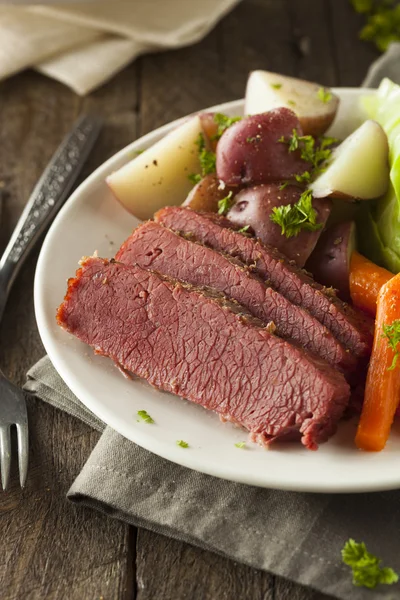 Homemade Corned Beef and Cabbage — Stock Photo, Image