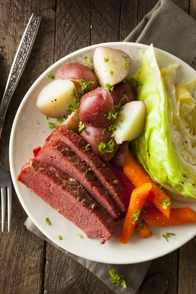 Homemade Corned Beef and Cabbage — Stock Photo, Image