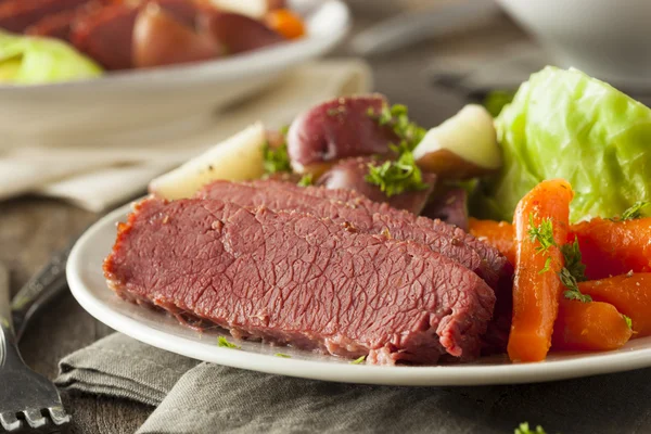 Homemade Corned Beef and Cabbage — Stock Photo, Image