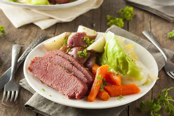 Homemade Corned Beef and Cabbage — Stock Photo, Image