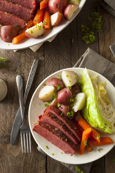 Homemade Corned Beef and Cabbage — Stock Photo, Image