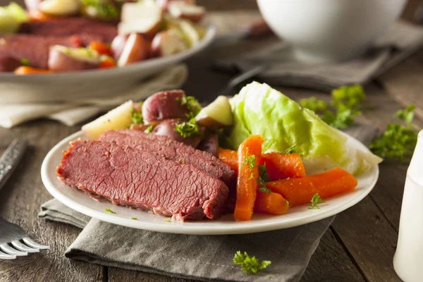 Carne enlatada caseira e repolho — Fotografia de Stock