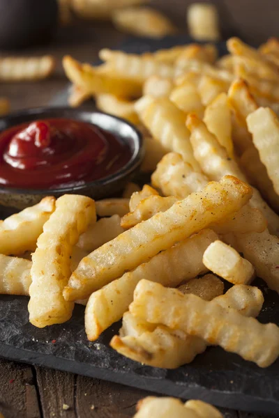 Enrugamento cozido no forno insalubre batatas fritas — Fotografia de Stock