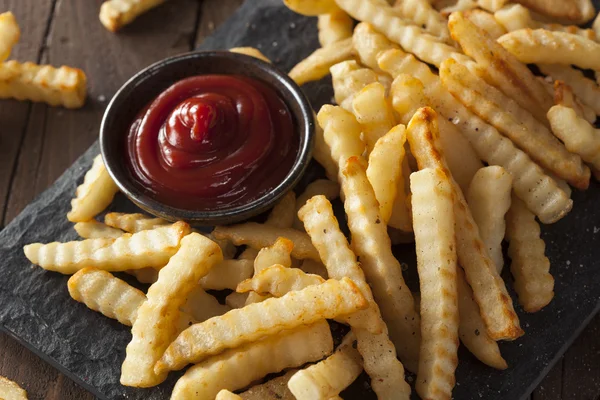 Enrugamento cozido no forno insalubre batatas fritas — Fotografia de Stock