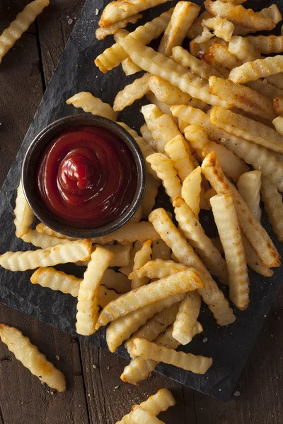 Ongezonde gebakken gekreukt Franse frietjes — Stockfoto