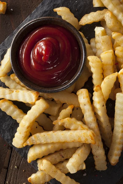 Enrugamento cozido no forno insalubre batatas fritas — Fotografia de Stock