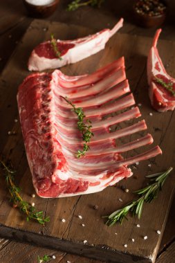 Organik çiğ Kuzu pirzola