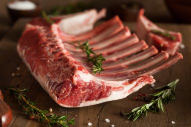 Organik çiğ Kuzu pirzola