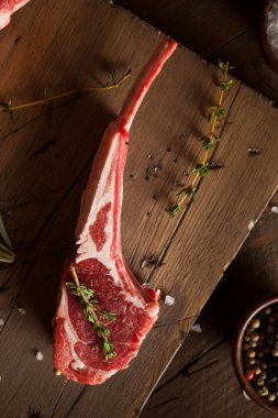 Organik çiğ Kuzu pirzola